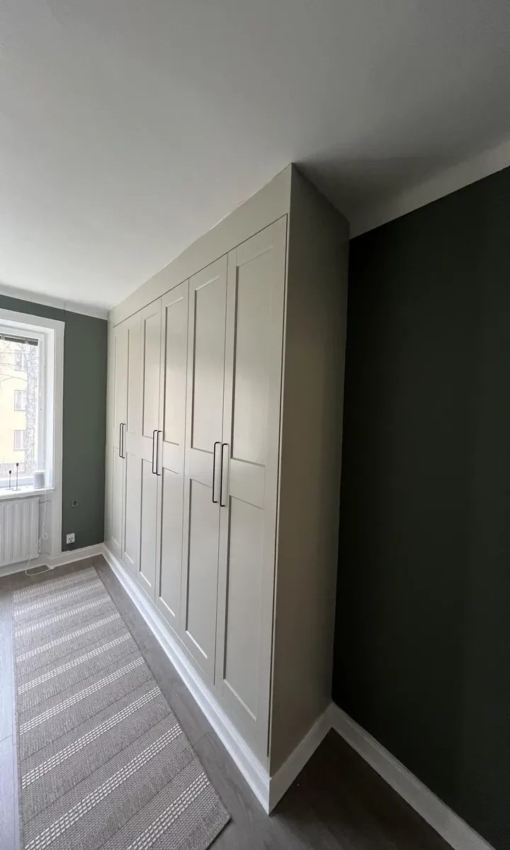 Ljus lägenhet under renovering med nya ytskikt